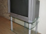 tv su stalu ir namu kinu